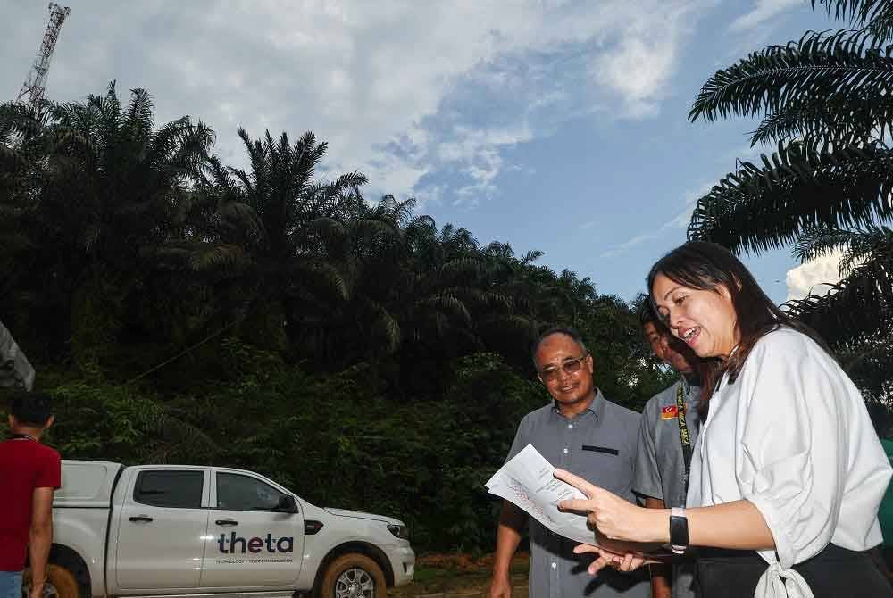 Nie Ching (kanan) ketika meninjau tapak projek POC Starlink' di Menara Kampung Orang Asli, Kerling hari ini. - Foto: Bernama