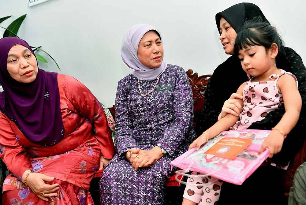 Nancy (tengah) meluangkan masa menziarahi keluarga Md Rizal di rumah keluarganya di Seksyen 24 Shah Alam pada Khamis. Foto Bernama