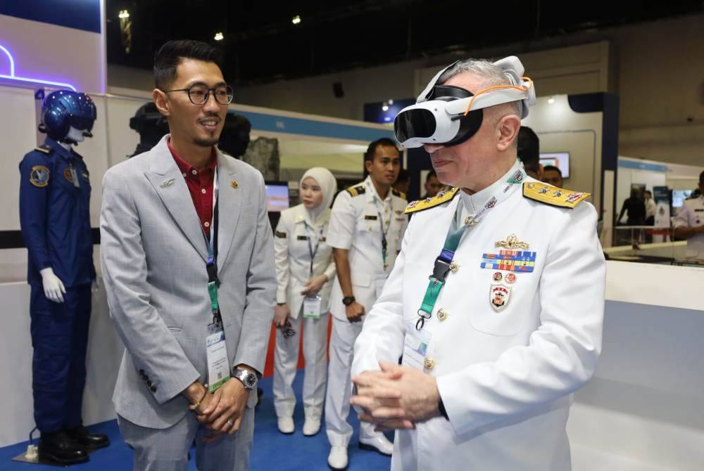 Agensi penguat kuasa dari Turkiye tidak melepaskan peluang merasai pengalaman penggunaan teknologi realiti maya atau ‘virtual reality’ yang ditampilkan Maritim Malaysia sempena DSA dan NATSEC Asia 2024 di MITEC Kuala Lumpur.