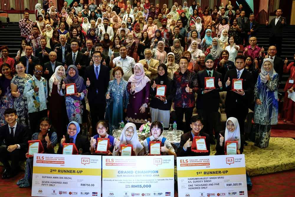 Fadhlina bersama peserta bergambar beramai-ramai semasa Majlis Anugerah ‘ELS Language Centres (ELS) English Language Ambassador Award Essay Writing Competition’ di KPM pada Khamis. Foto Bernama