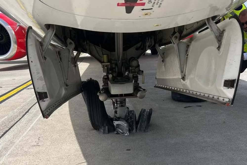 Tayar pesawat Corendon Airlines pancit dan 'topang' hadapannya rosak semasa mendarat di Lapangan Terbang Gazipasa pada Khamis. Foto X-FL360aero
