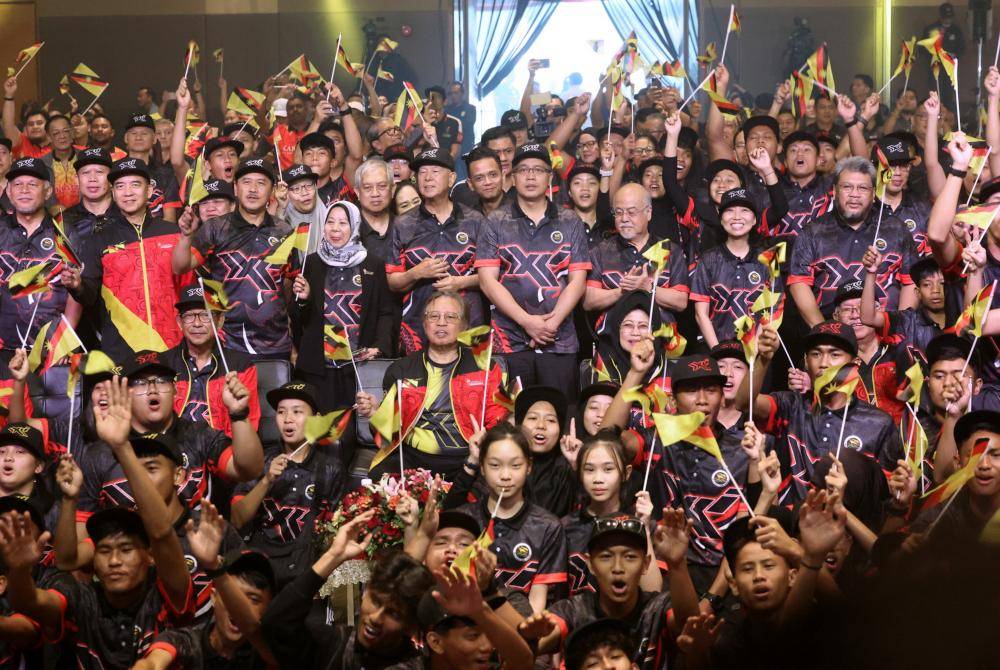 Abang Johari bergambar dengan para atlet Sarawak selepas merasmikan 100 Hari Menjelang Sukma XXI pada Khamis.