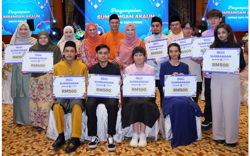Norliza (enam dari kiri) dan Ahmad Dasuki (lima dari kiri) bergambar bersama 10 mahasiswa istimewa yang menerima bantuan RM500 setiap seorang dalam bentuk akaun Simpan SSPN Prime.
