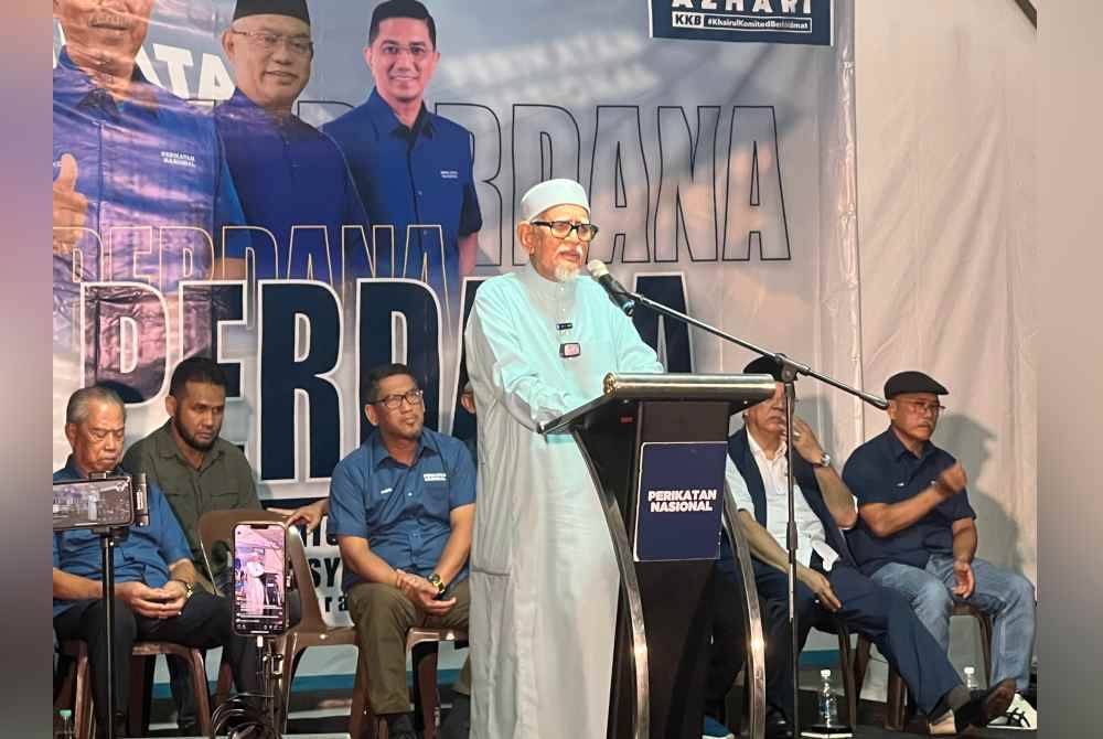 Abdul Hadi ketika menyampaikan amanatnya sempena Ceramah Perdana PN di Batang Kali pada malam Khamis