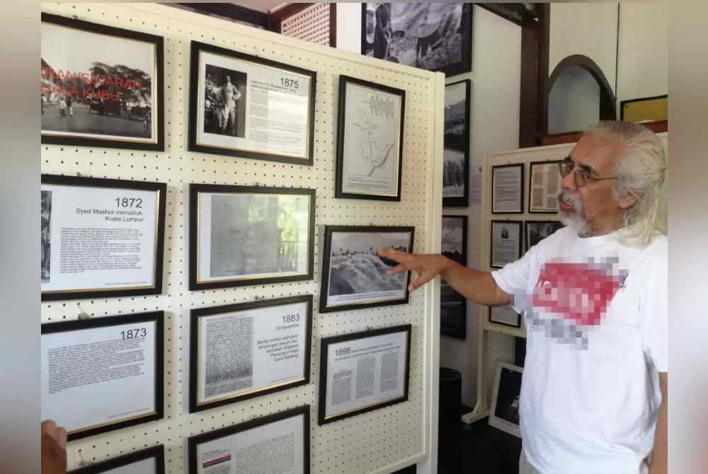 Ridzuan menunjukkan catatan sejarah peristiwa ampangan pecah dan pembentukan bandar Kuala Kubu.