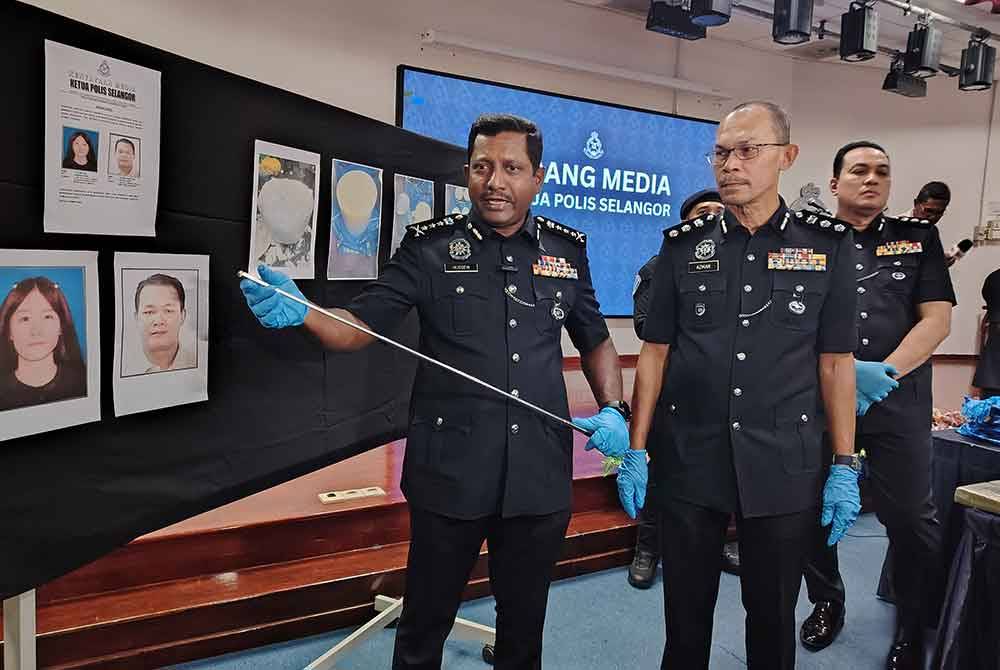 Hussein menunjukkan dua individu yang dicari polis untuk bantu siasatan kes pengedaran dadah melalui KLIA ke Sarawak.