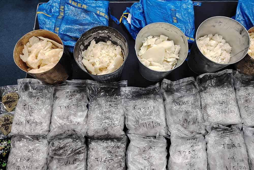 Bungkusan dadah jenis syabu serta bongkah lilin yang dirampas polis susulan penahanan empat suspek di sekitar KLIA, 1 Mei lalu.