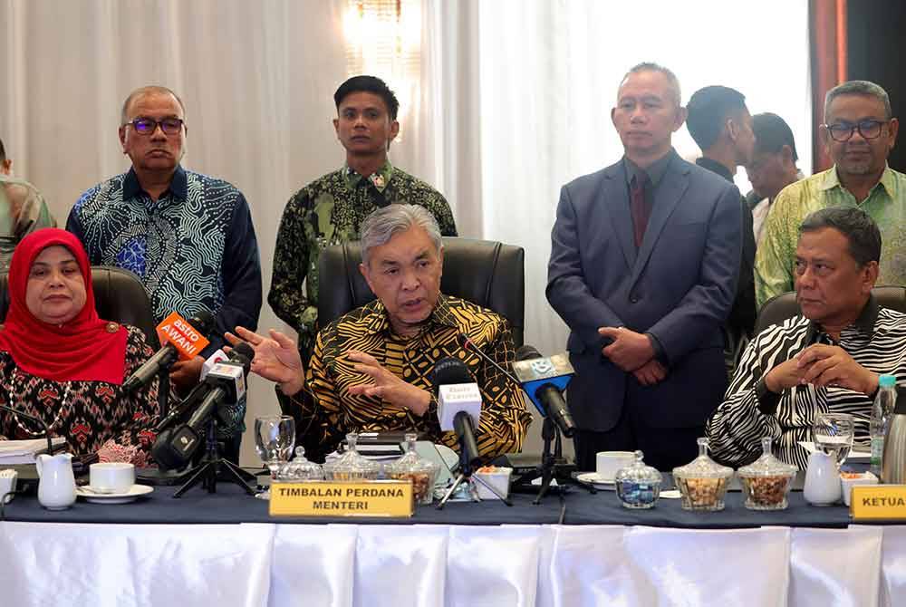 Timbalan Perdana Menteri yang juga Menteri Kemajuan Desa dan Wilayah Datuk Seri Dr Ahmad Zahid Hamidi ketika mengadakan sidang media selepas Mesyuarat Penyelarasan Antara Menteri Kemajuan Desa dan Wilayah dengan Exco-exco Luar Bandar ( MEXCLUB) di Pacific Sutera pada Jumaat. Foto Bernama