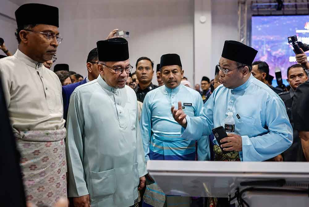 Perdana Menteri Datuk Seri Anwar Ibrahim diiringi Menteri Pendidikan Tinggi Datuk Seri Dr Zambry Abd Kadir ketika melawat tapak pameran pada Majlis Peluncuran Malaysia Artificial Intelligence Nexus 2024 di Dewan Merdeka, Pusat Dagangan Dunia pada Jumaat. Foto Bernama