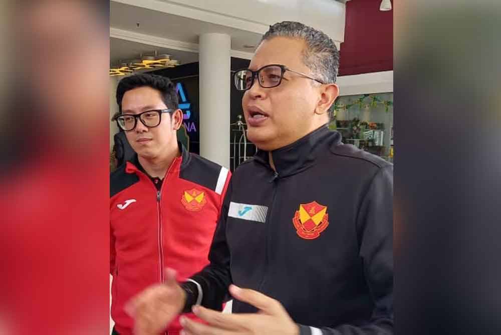 Shahril (kanan) dan Dr Hazwan ketika ditemui media di sebuah hospital swasta di Shah Alam pada Jumaat.