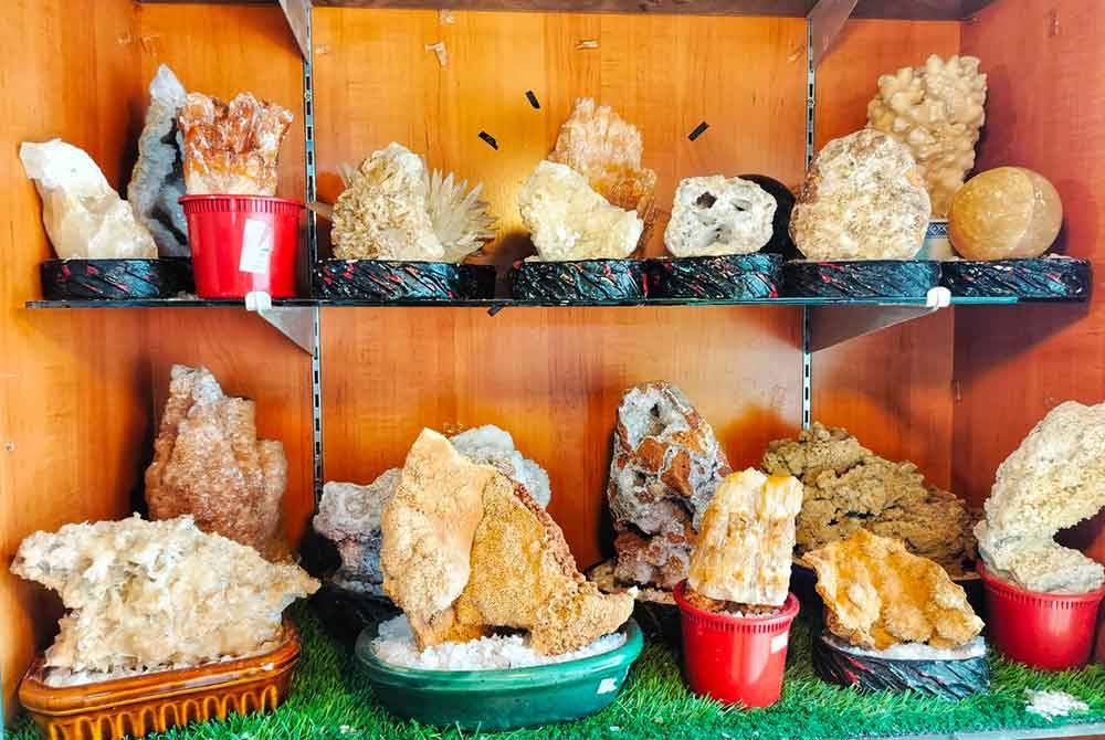 Antara batu kristal yang siap diproses oleh Mahadi