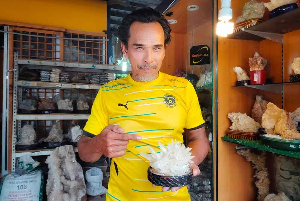 Mahadi yang bekerja sebagai pencari batu kristal di Gunung Keriang tidak pernah mengalami kejadian mistik.