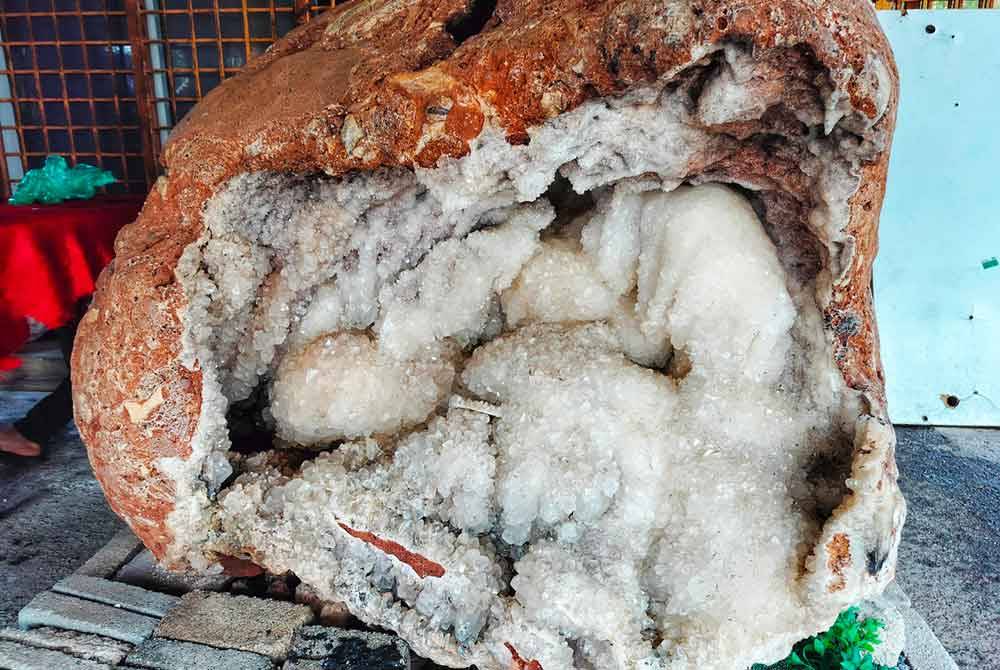 Batu kristal besar yang belum diproses dipamerkan di kedai milik Mahadi.