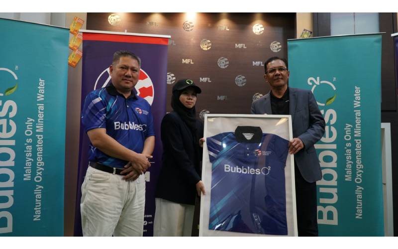 Ain Azizah (dua dari kiri) menerima jersi penajaan Bubbles O2 daripada Ab Ghani (kanan) sambil disaksikan Arifin.
