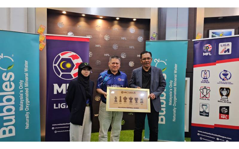  (Dari kiri) Ain Azizah dan Arifin menerima cenderamata daripada Ab Ghani sempena penajaan Bubbles O2 untuk musim baharu MFL.