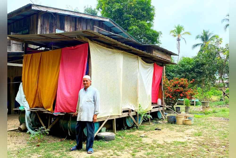Din dan ahli keluarga turut menumpang teduh di rumah rakit yang dibina sebelumnya