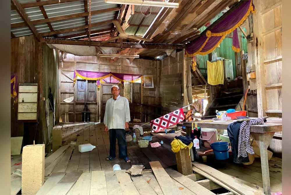 Din menunjukkan ruangan yang runtuh akibat banjir melibatkan dapur serta dua buah bilik tidur.