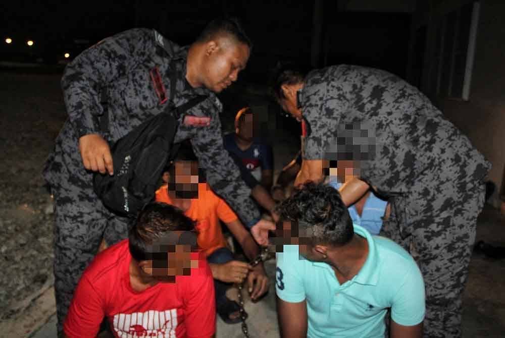 Antara PATI yang berjaya dihalang sebelum dibawa ke Depot Imigresen Machap Umboo, di sini, pada Jumaat.