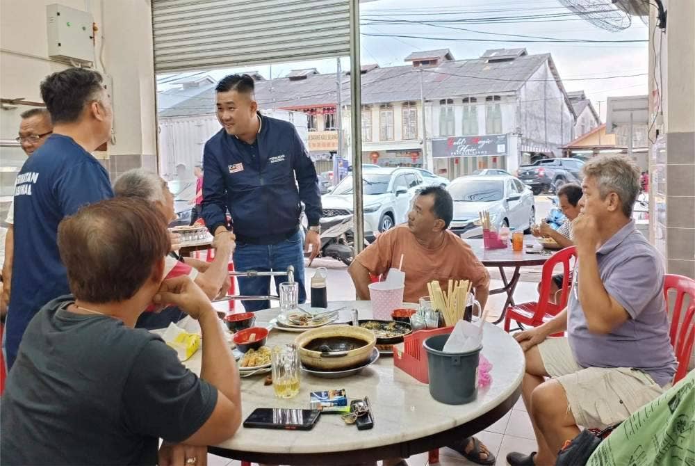 Chia Zhen (tengah) beramah mesra dengan masyarakat di Kuala Kubu Baharu ketika turun membantu kempen calon PN bersama ahli Gerakan Kedah.