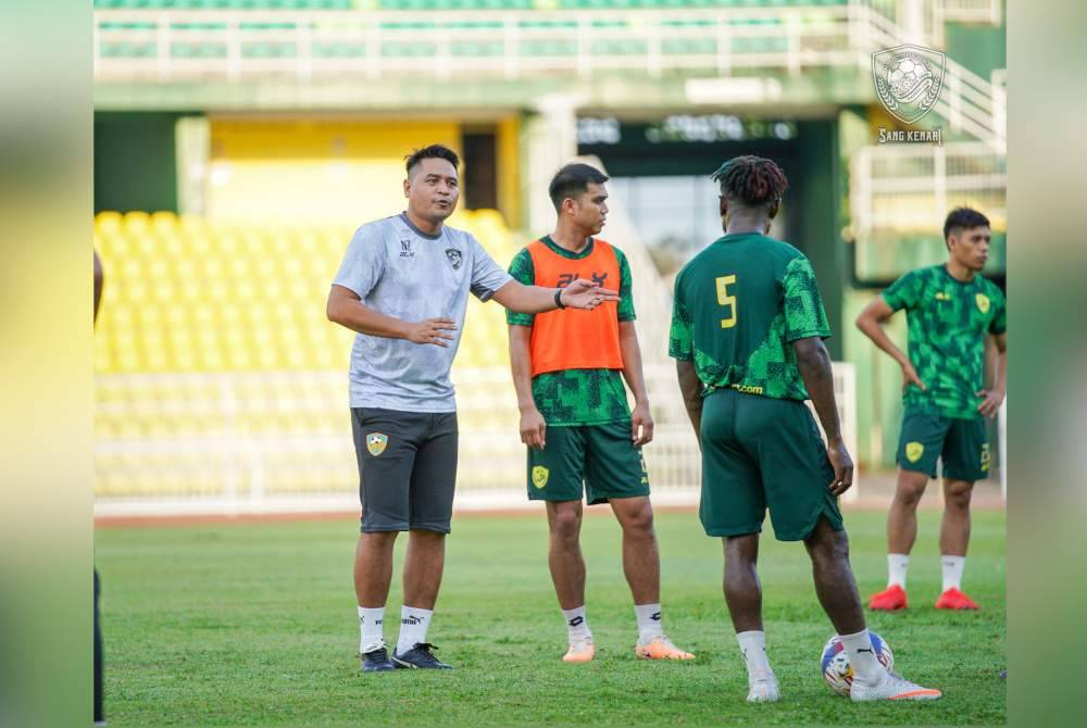 Nafuzi (kiri) semasa mengendalikan sesi latihan KDA FC bagi meningkatkan persefahaman di kalangan semua pemainnya. Foto KDA FC
