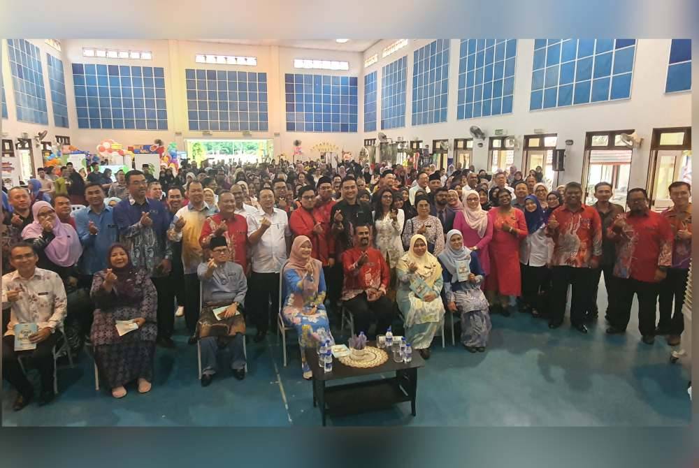 Fadhlina (depan, tengah) bergambar selepas melancarkan Karnival HIP di Sekolah Menengah Kebangsaan Saujana Indah di Nibong Tebal pada Jumaat.