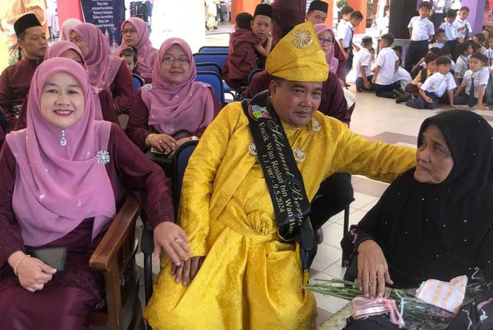 Mek Thon (kanan) dipertemukan dengan Wan Roslan sempena majlis persaraan anaknya itu pada Khamis.