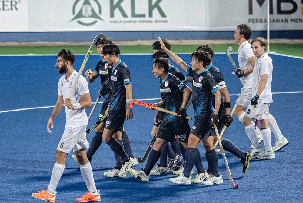 Pemain hoki Jepun meraikan gol bersama rakan sepasukan ketika bertemu pemain pasukan Kanada pada saingan Piala Sultan Azlan Shah ke-30 di Stadium Hoki Azlan Shah di Ipoh, hari ini. Foto Bernama