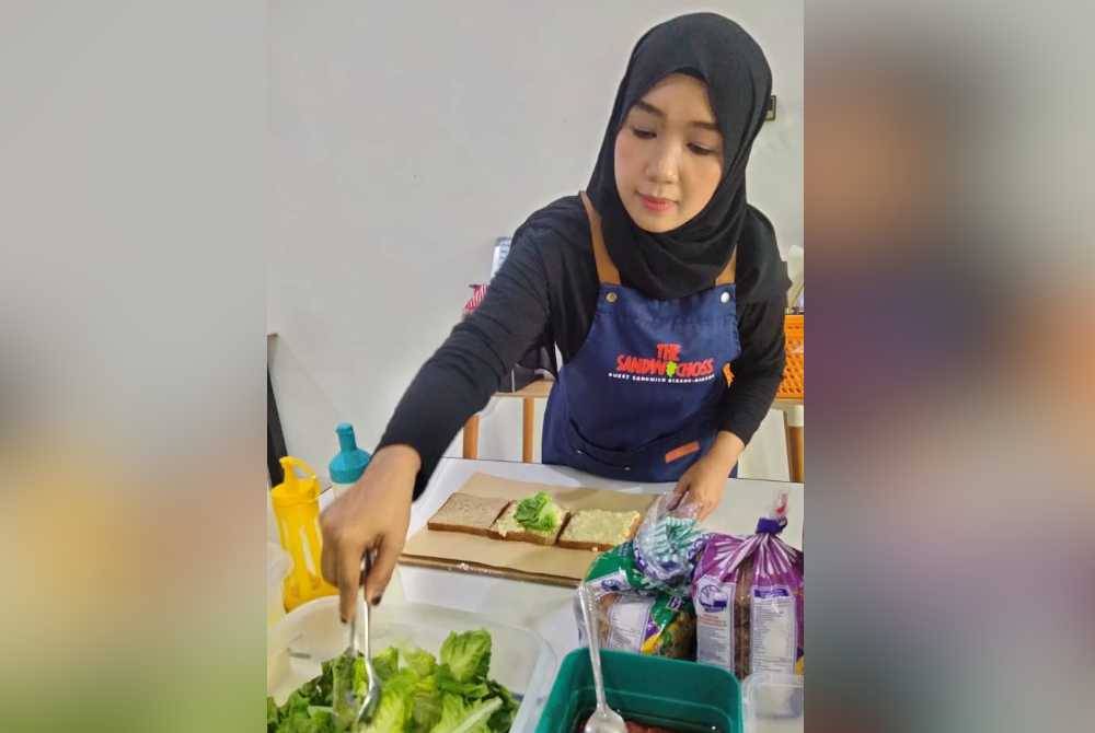 Yasmien Aiezzam menyediakan sandwich untuk jualan.