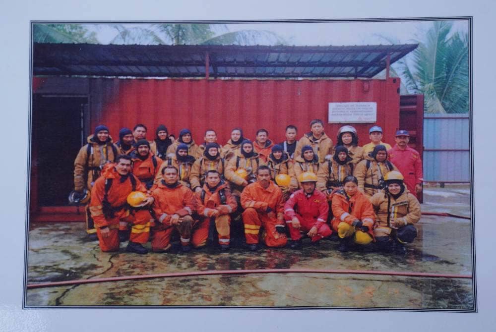 Muhammad Fuad (berdiri tujuh dari kanan) pernah menyertai latihan bomba dan penyelamat.