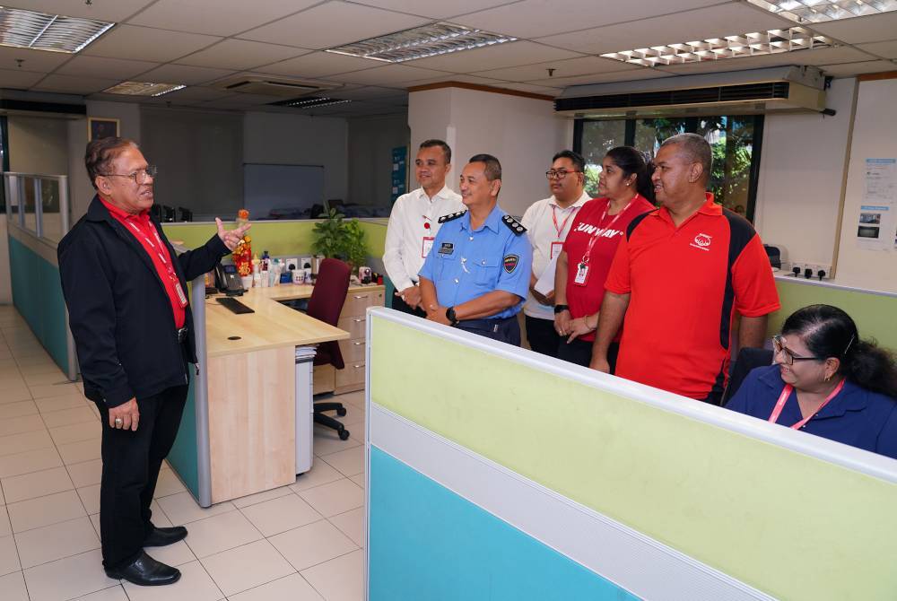 Muhammad Fuad (kiri) bersama rakan setugas di Kumpulan Keselamatan Sunway.