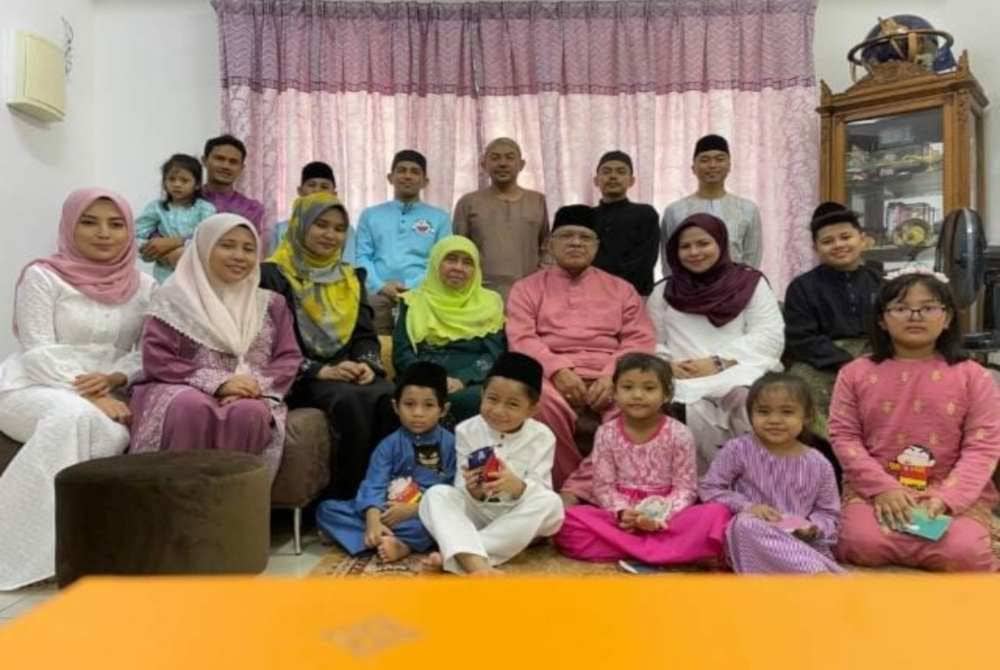Muhammad Fuad bergambar bersama ahli keluarganya.