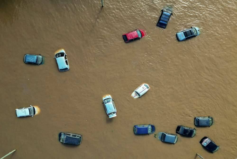 Banjir itu menyebabkan kemusnahan harta benda penduduk termasuk kenderaan.