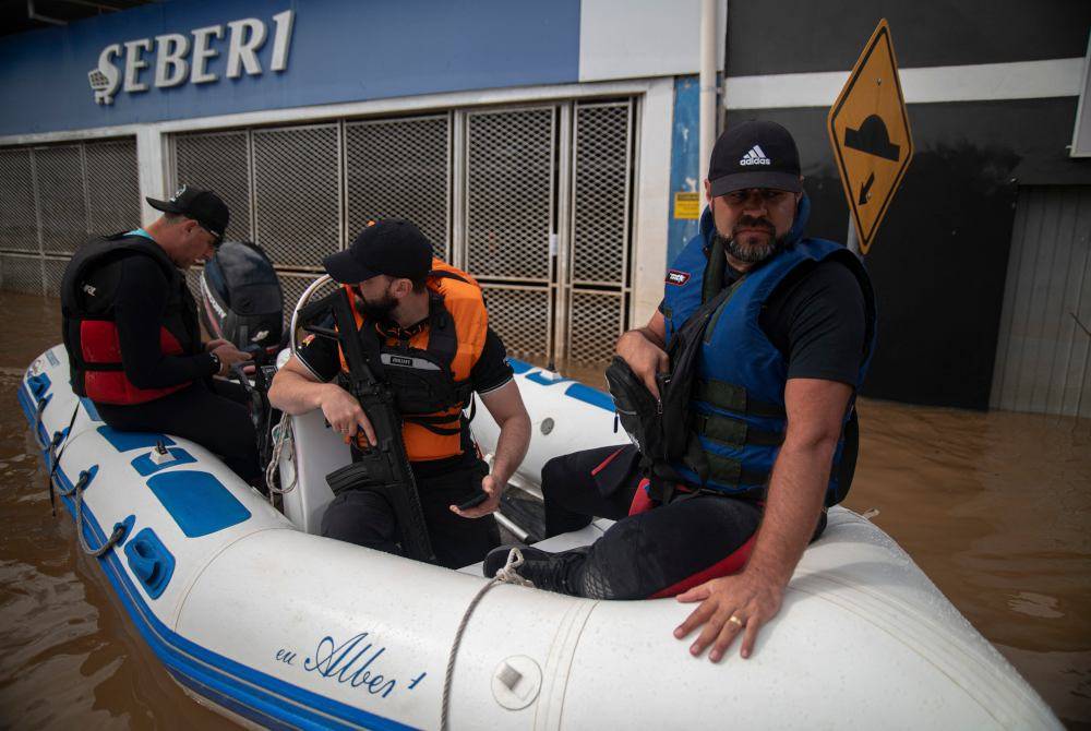 Anggota polis terlibat operasi SAR melakukan rondaan ke kawasan terjejas banjir.