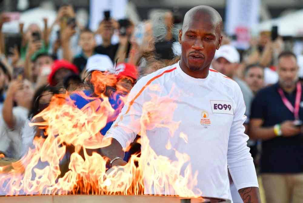 Drogba menyalakan kawah Obor Olimpik dan Paralimpik di Velodrom Stade menjelang Sukan Olimpik dan Paralimpik Paris 2024 di Marseille, tenggara Perancis. Foto AFP