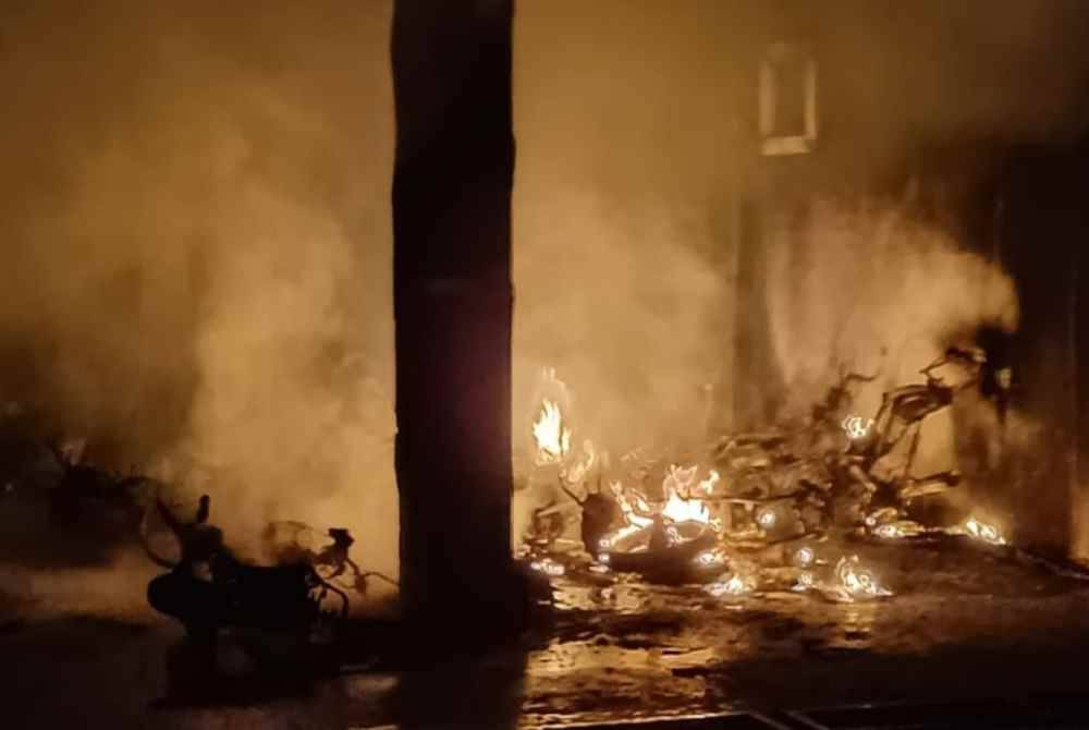 Sebanyak 26 motosikal musnah dalam kebakaran di kawasan parkir asrama lelaki UniMAP di Pauh, Arau terbakar awal pagi tadi. Foto PDRM