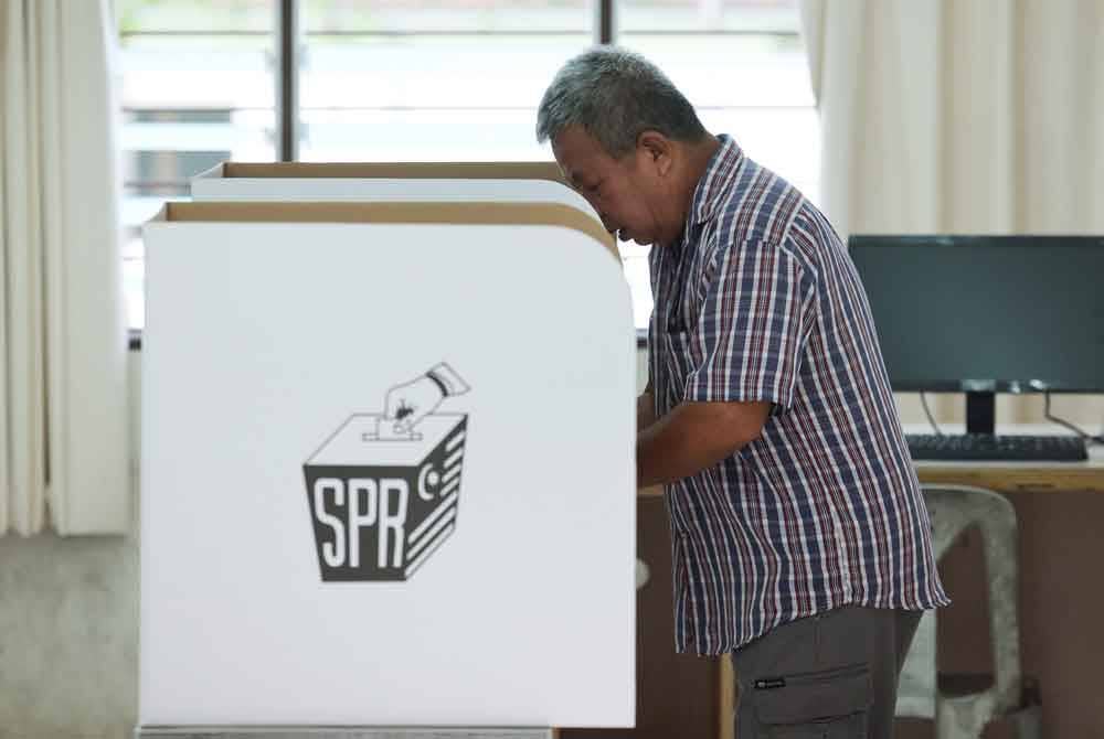 Pengundi menunaikan tanggungjawab mengundi pada PRK Kuala Kubu Baharu di Pusat Mengundi Sekolah Jenis Kebangsaan Cina (SJKC) Khing Ming, KKB hari ini. - Foto: Bernama