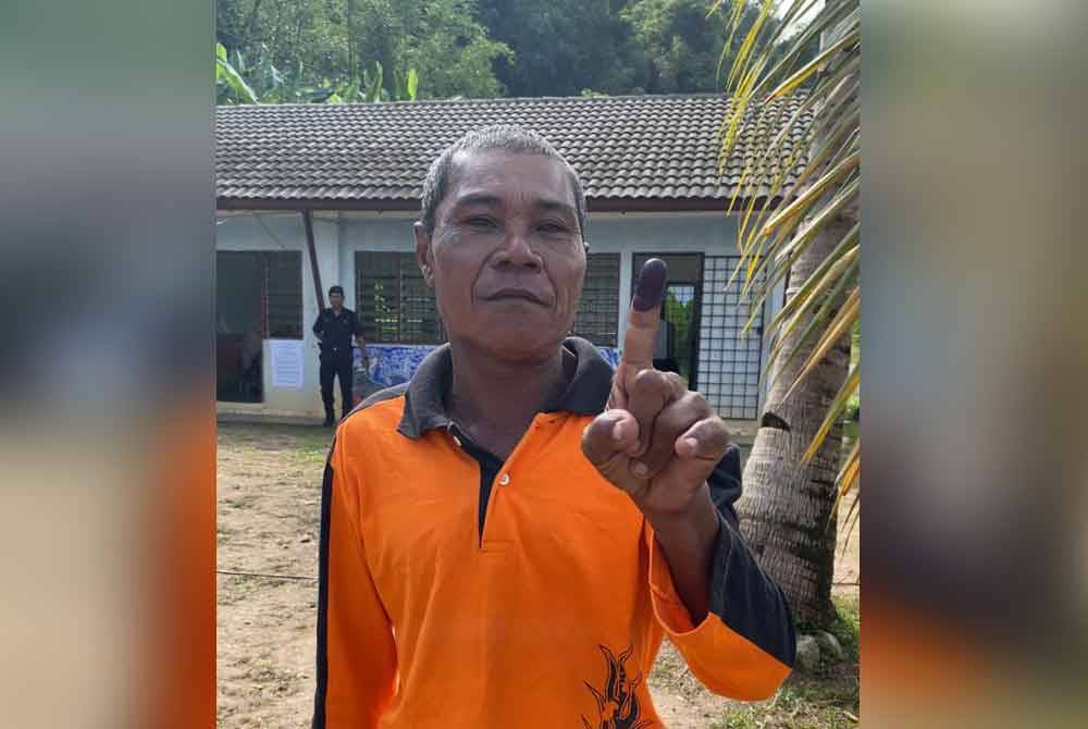 Latif selesai membuang undi di Pusat Pembangunan Pendidikan & Nutrisi Kanak-Kanak Kampung Pertak di sini pada Sabtu.