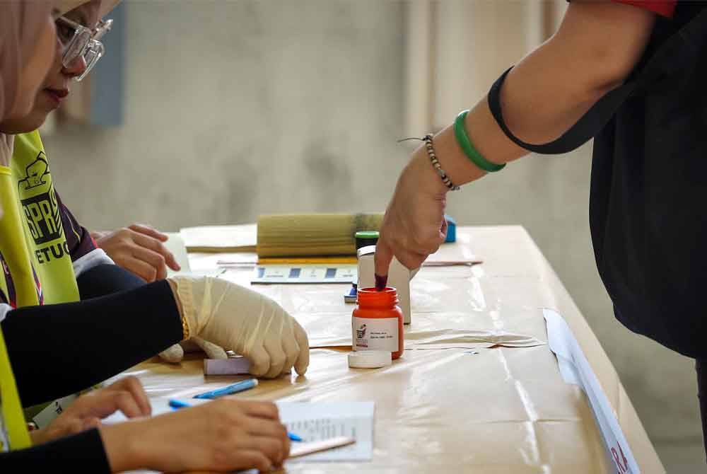 Pusat mengundi di SJKC Bukit Fraser yang memiliki 40 orang pengundi telah ditutup manakala baki 17 lagi pusat pengundian akan ditutup pada 6 petang. - Foto: Bernama