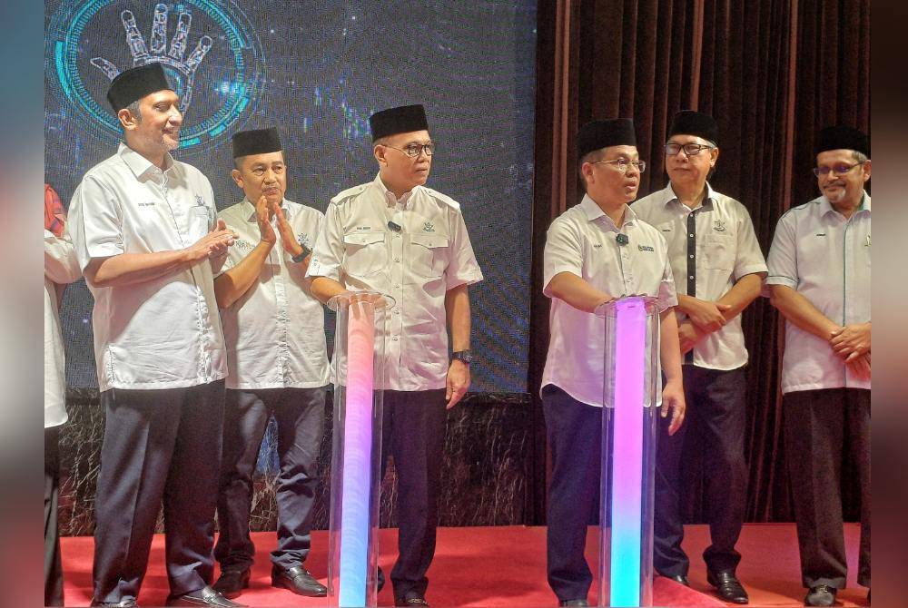 Wan Rosdy (tiga dari kiri) dan Mohd Na'im (tiga dari kanan) bersama-sama merasmikan MTHQK 2024 di sebuah hotel di Tanjung Lumpur pada Sabtu.