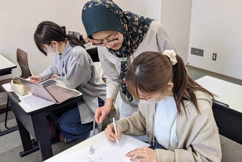 Faridah Mohamed tidak pernah berasa lelah dengan perjuangan yang bermula pada tahun 1989 untuk mengajar bahasa Melayu di peringkat sekolah dan universiti. - Foto: Bernama