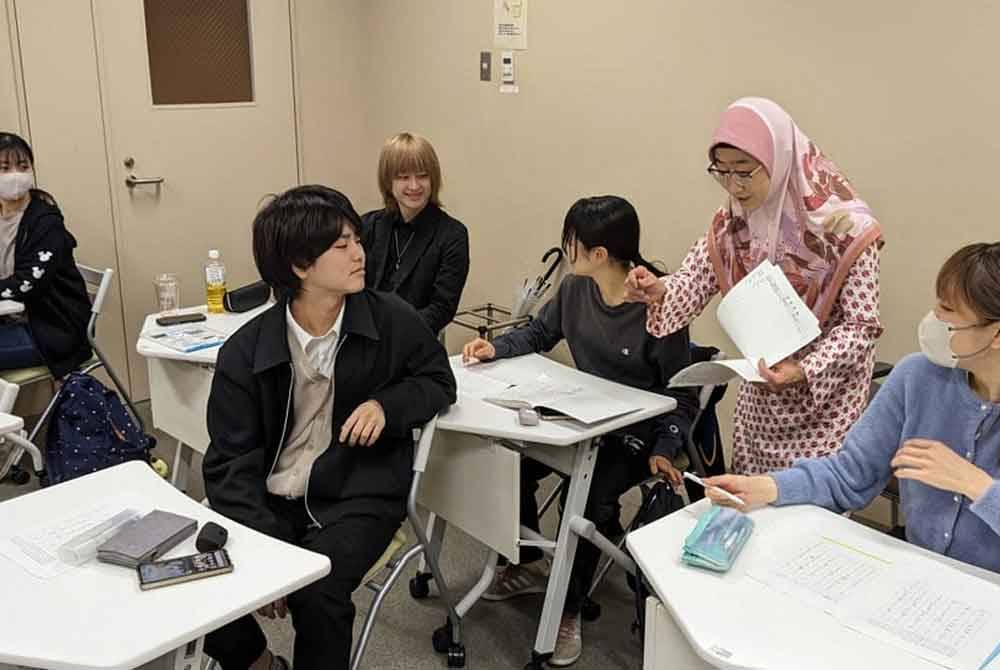 Faridah kini menggalas tanggungjawab sebagai pensyarah pelawat khas di Pusat Pengajian Bahasa dan Budaya di Tokyo University of Foreign Studies selain terlibat aktif untuk kerja terjemahan skrip drama, radio, dokumentari, penerbitan buku serta kamus. - Foto: Bernama