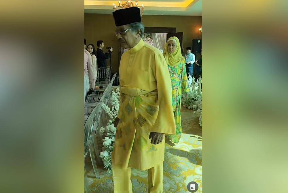 Turut kelihatan Raja Muda Perak, Raja Jaafar Raja Muda Musa dan Raja Puan Besar Perak, Raja Nazhatul Shima Sultan Idris Shah mencemar duli menghadiri majlis perkahwinan itu.