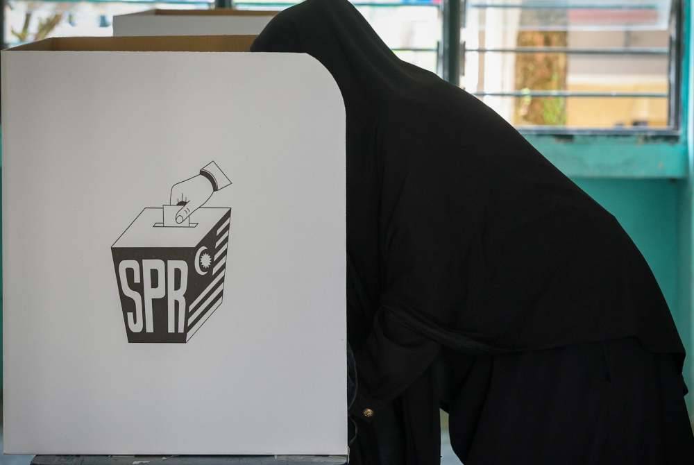 Pengundi menunaikan tanggungjawab mereka dengan keluar mengundi di Pusat Mengundi Sekolah Menengah Kebangsaan Ampang Pecah sempena Pilihan Raya Kecil (PRK) Dewan Undangan Negeri (DUN) N.06 Kuala Kubu Baharu pada Sabtu. Foto Bernama