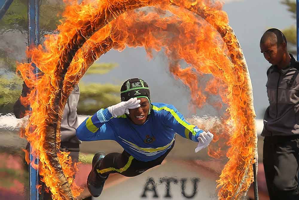 Panglima TUDM Jeneral Tan Sri Mohd Asghar Khan Goriman Khan (kiri) menyantuni perajurit muda pada Upacara Tamat Latihan Perajurit Muda Udara Siri 67/23 di Padang Kawat ATU hari ini.