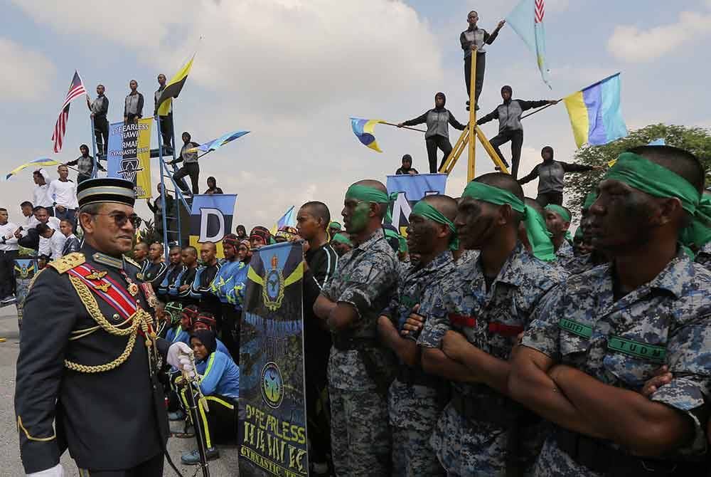 Panglima TUDM Jeneral Tan Sri Mohd Asghar Khan Goriman Khan (kiri) menyantuni para perajurit muda pada Upacara Tamat Latihan Perajurit Muda Udara Siri 67/23 di Padang Kawat ATU hari ini.