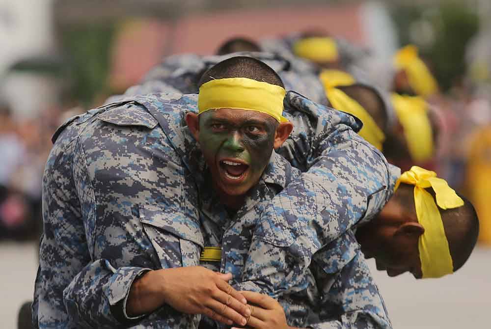 Perajurit muda membuat aksi persembahan pada Upacara Tamat Latihan Perajurit Muda Udara Siri 67/23 di Padang Kawat ATU hari ini.