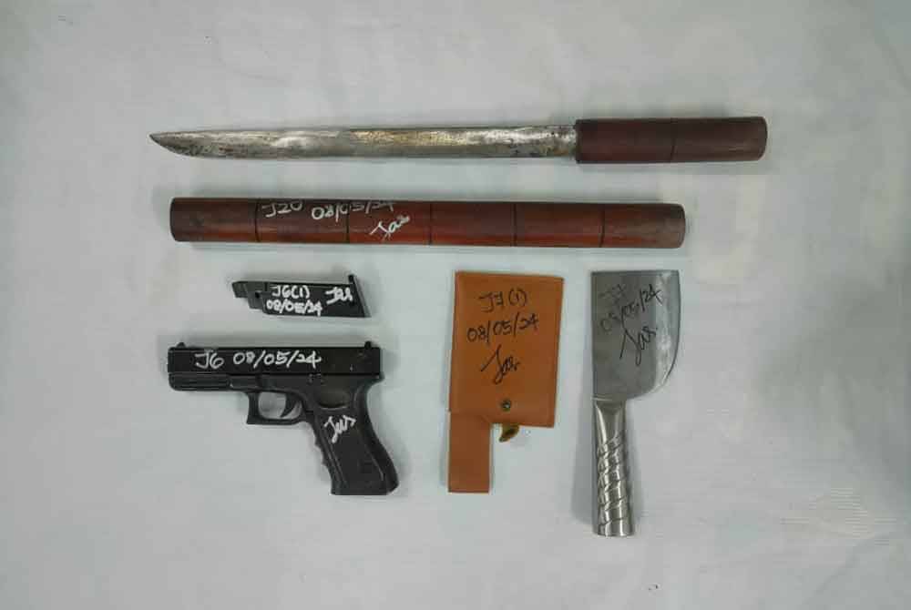 Senjata api mainan menyerupai pistol C15, pisau dan samurai antara yang dirampas dalam serbuan tersebut.