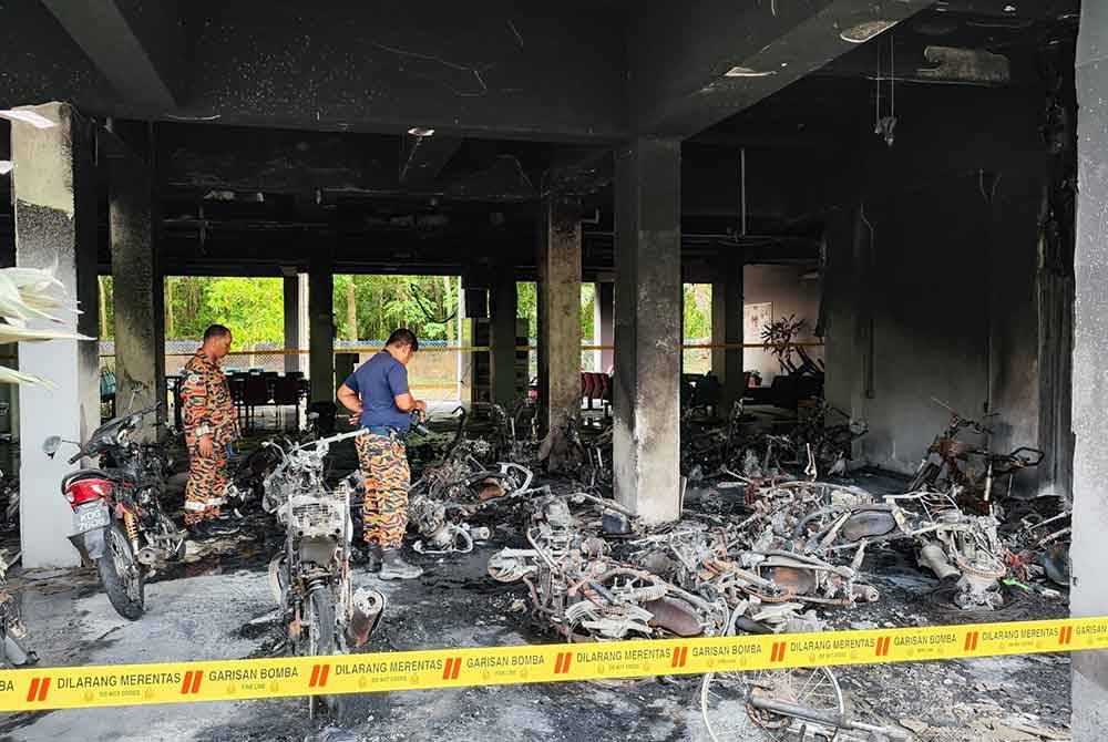 Kebakaran berlaku di aras bawah blok Kompleks Perumahan Pauh Putra menyebabkan 36 motosikal milik pelajar dan enam rumah terkesan.