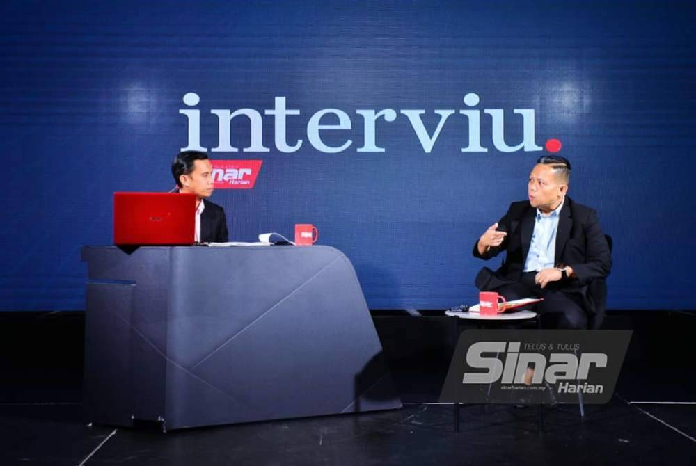 Program Interviu bersama Felo Kursi Institusi Raja-raja Melayu UiTM, Mujibu Abd Muis bertajuk Analisis PRK Kuala Kubu Baharu secara langsung di Studio Sinar Harian pada Sabtu. Foto Sinar Harian-ASRIL ASWANDI SHUKOR.