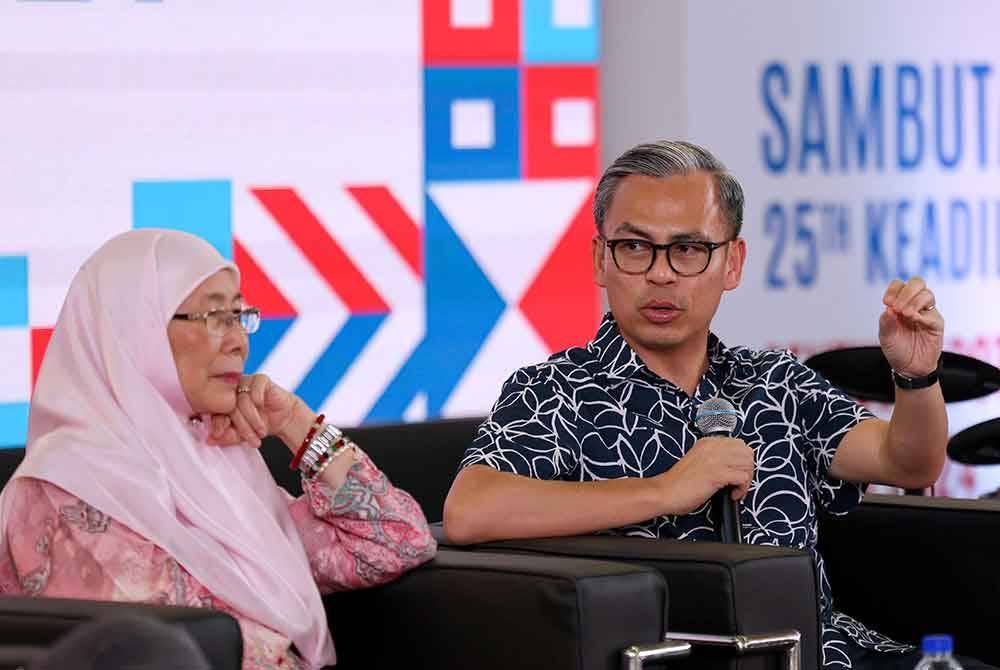 Menteri Komunikasi yang juga Ketua Penerangan PKR Fahmi Fadzil (kanan) ketika sesi program Sembang Santai bersama Altimate di Karnival Sambutan 25 Tahun Parti Keadilan Rakyat (PKR) di Sentul Depot pada Sabtu. Foto Bernama